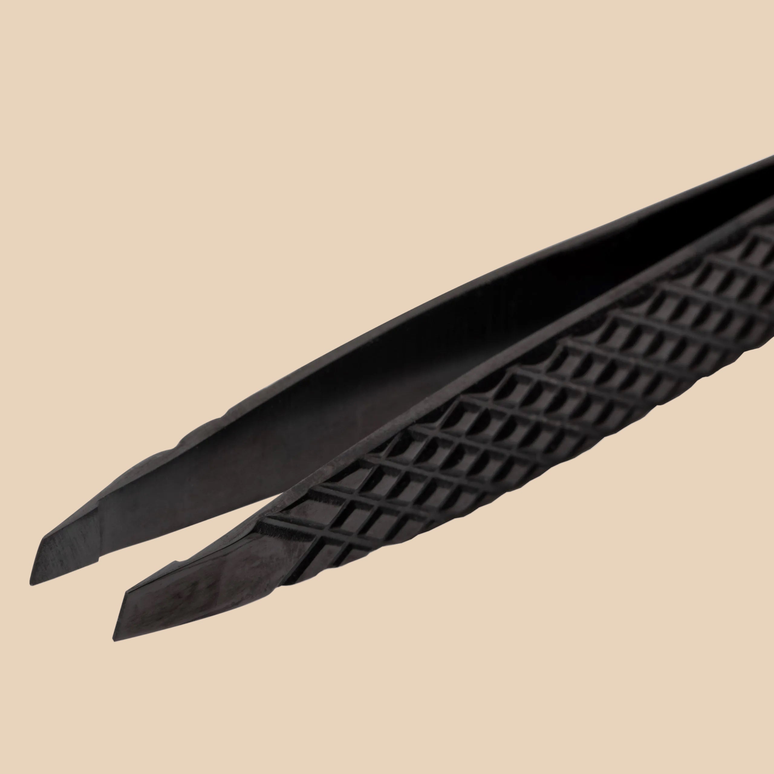Elleebana Brow Tweezers | Precision grip