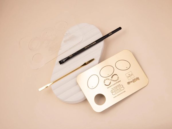 Infinity Lift & Tint Palette with Buff &
Blend Brush in Clear or Gold